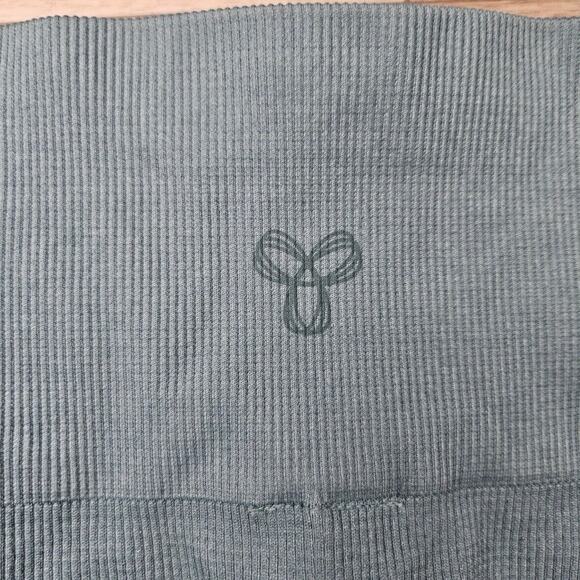 Tna Yucca Green Body High Rise 7” Ribbed Biker Shorts Women’s Small NWT - Picture 4 of 7